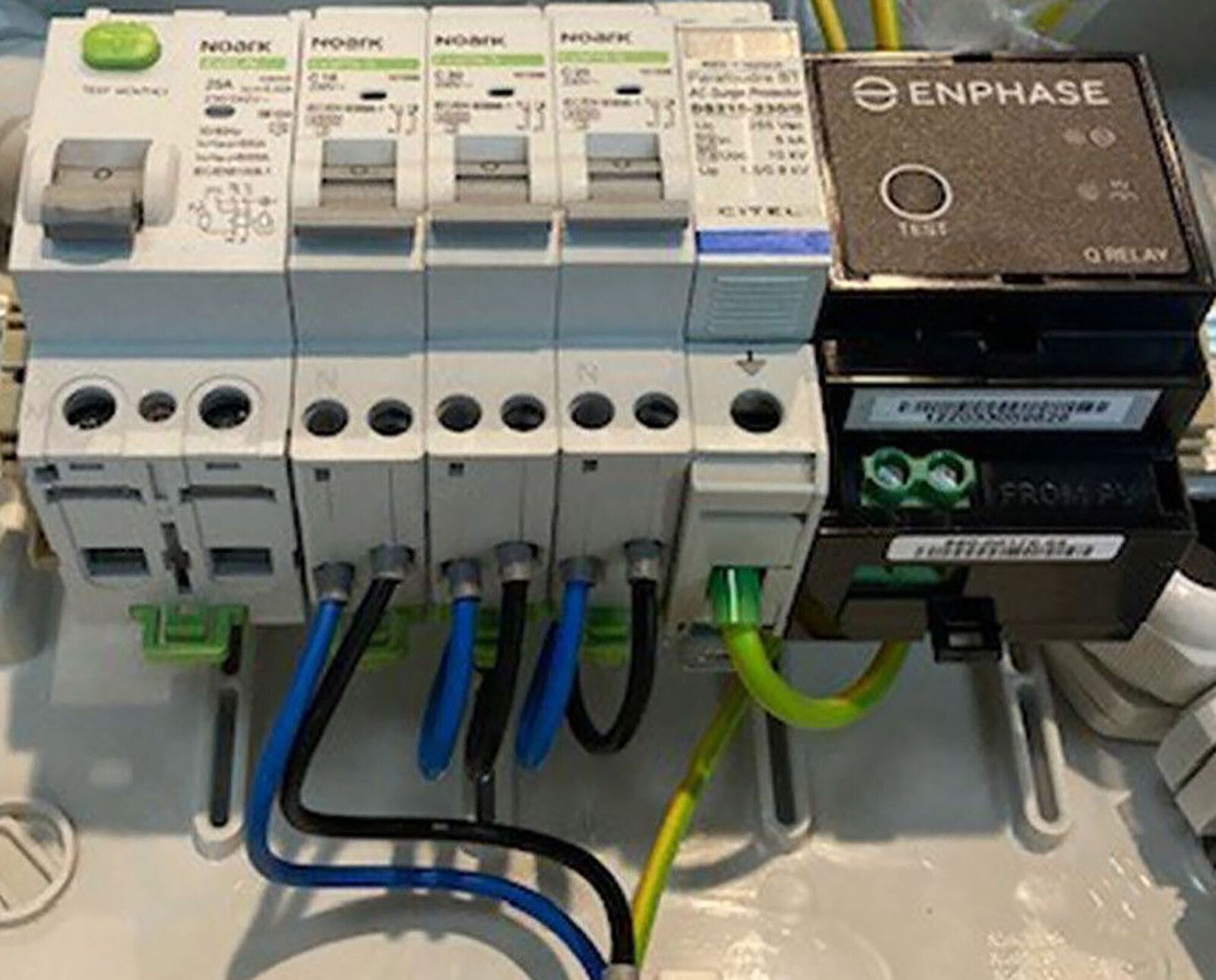 coffret de protection enphase ouvert